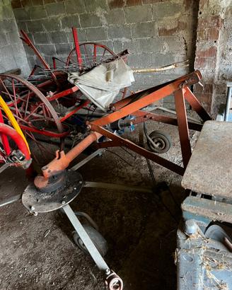 Attrezzatura da lavoro fieno girello spandifieno