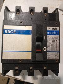 Interruttore scatolato 100 Amper usato 