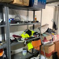 2 Scaffali in ferro con ripiani