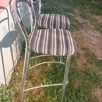 coppia di sedie seduta da bar