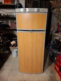 Frigorifero trivalente per camper