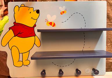 Mensola attaccapanni con decorazione Disney.