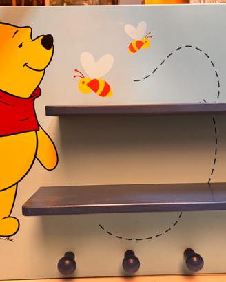 Mensola attaccapanni con decorazione Disney.