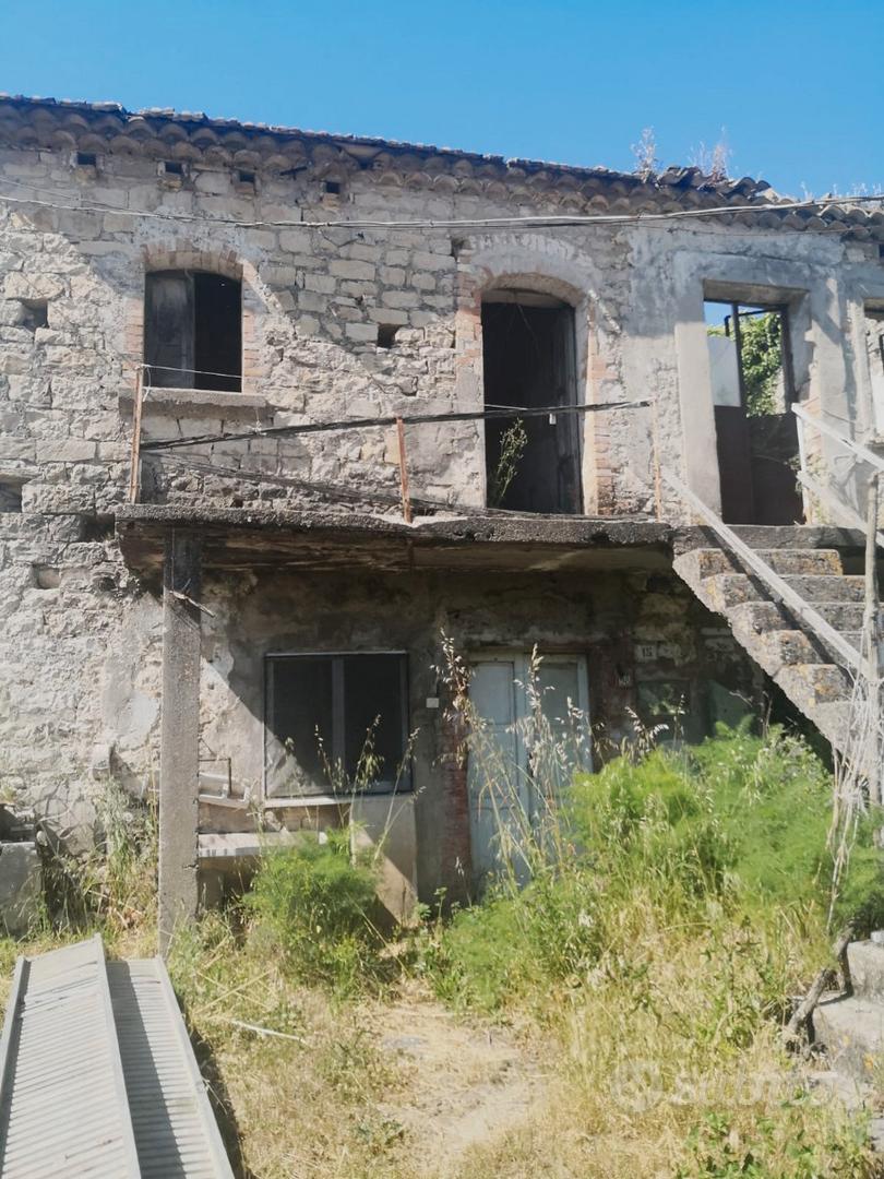 Casa in campagna e vecchio rudere - Vista 6