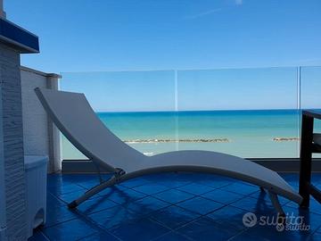 Appartamento con terrazzo sul mare