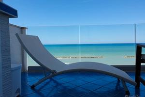 Appartamento con terrazzo sul mare