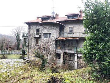 Appartamento di 645 m² con più di 5 locali e box a