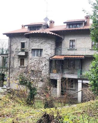 Appartamento di 645 m² con più di 5 locali e box a