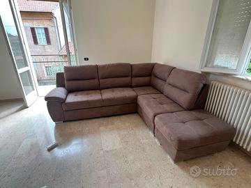 DIVANO ANGOLARE ESTRAIBILE CON PUFF CONTENITORE