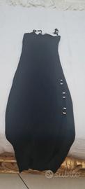 vestito aderente con spacco