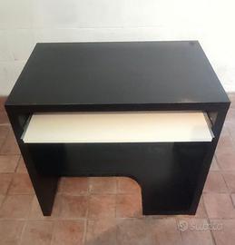 scrivania porta PC compatta