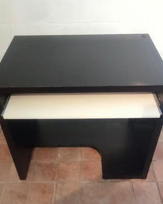 scrivania porta PC compatta