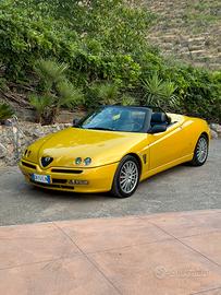 Alfa romeo spider 916 Giallo Zoe