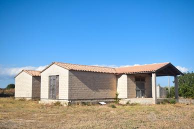 Rustico con ampio terreno in Contrada Serrameta