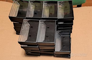 Custodie per cassette musicali.