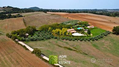 Tenuta agrituristica 8 HA con piscina vista lago