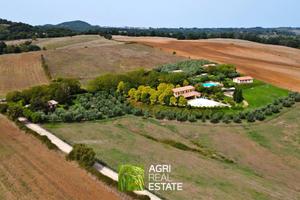 Tenuta agrituristica 8 HA con piscina vista lago
