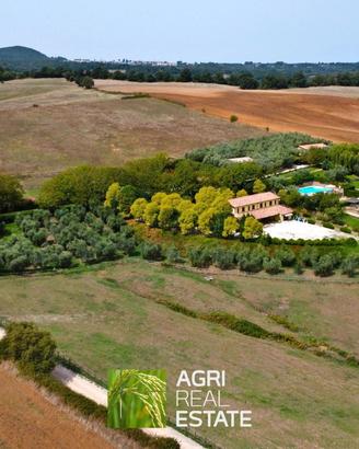 Tenuta agrituristica 8 HA con piscina vista lago