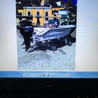 Motoscafo con motore fuoribordo