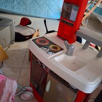 vari giochi per bambini: tavolino, sedie giochi