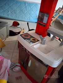 vari giochi per bambini: tavolino, sedie giochi