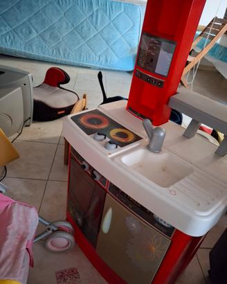 vari giochi per bambini: tavolino, sedie giochi