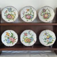 Piattaia con piatti in ceramica