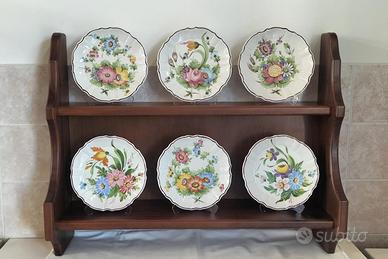 Piattaia con piatti in ceramica