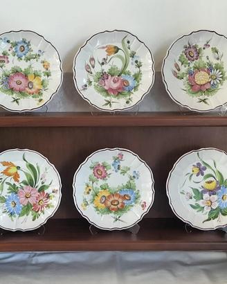 Piattaia con piatti in ceramica