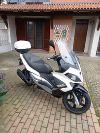 Aprilia sr max 300