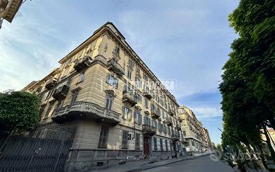BILOCALE RISTRUTTURATO A NUOVO IN CONTESTO D'EPOCA