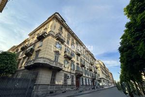 BILOCALE RISTRUTTURATO A NUOVO IN CONTESTO D'EPOCA