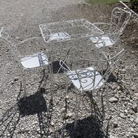 Tavolino e sedie in ferro battuto