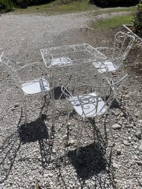 Tavolino e sedie in ferro battuto