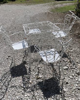 Tavolino e sedie in ferro battuto