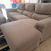 Divano con penisola e pouf