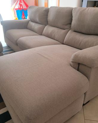 Divano con penisola e pouf