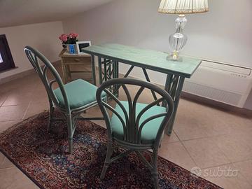 Tavolo con sedie in legno