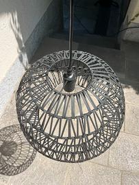 ampada a sospensione in rattan nero con lampadina