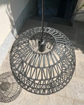 ampada a sospensione in rattan nero con lampadina