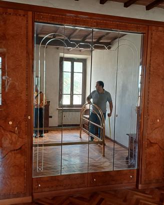 Armadio in radica con specchiera