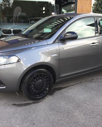 Lancia Ypsilon 1.0 FIREFLY S&S HYBRID 5P. SILVER X