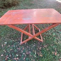 Tavolo in legno vintage con supporto ripiegabile