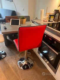 Sgabello da cucina rosso con base cromata