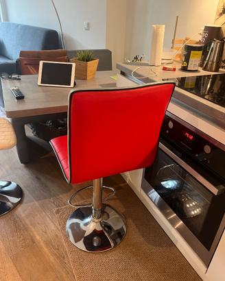 Sgabello da cucina rosso con base cromata