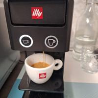 macchinetta capsule caffè illy con 6 tazzine illy