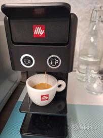 macchinetta capsule caffè illy con 6 tazzine illy