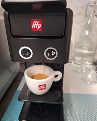 macchinetta capsule caffè illy con 6 tazzine illy