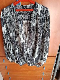 Blusa maculata over oversize