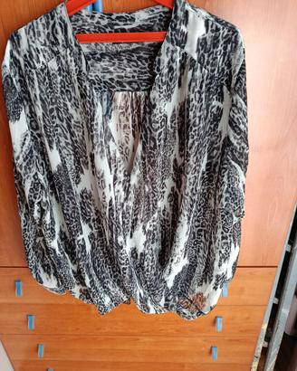 Blusa maculata over oversize